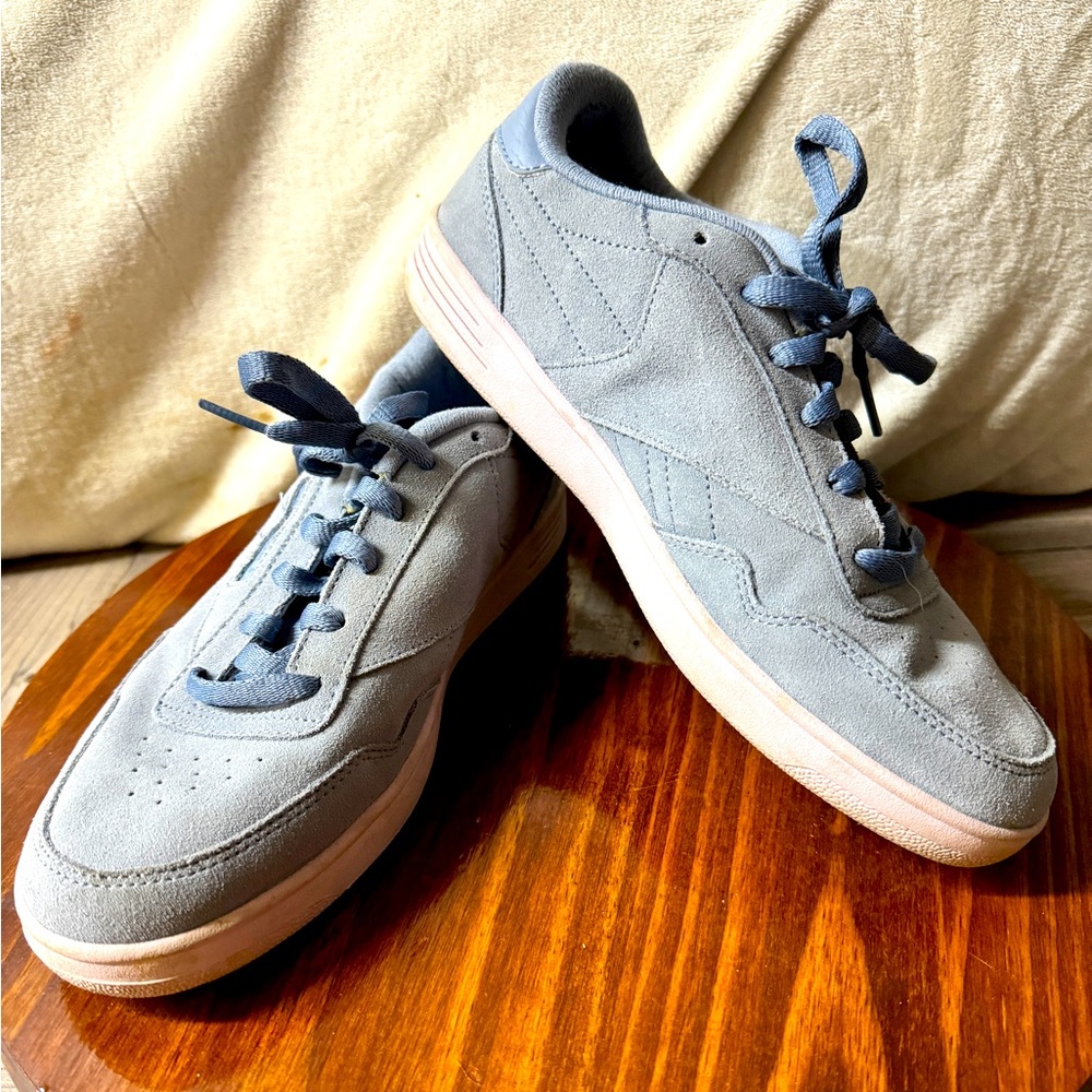 Reebok Women’s Club MEMT Retro Classic Suede Sneakers Size 9.5 Light Blue